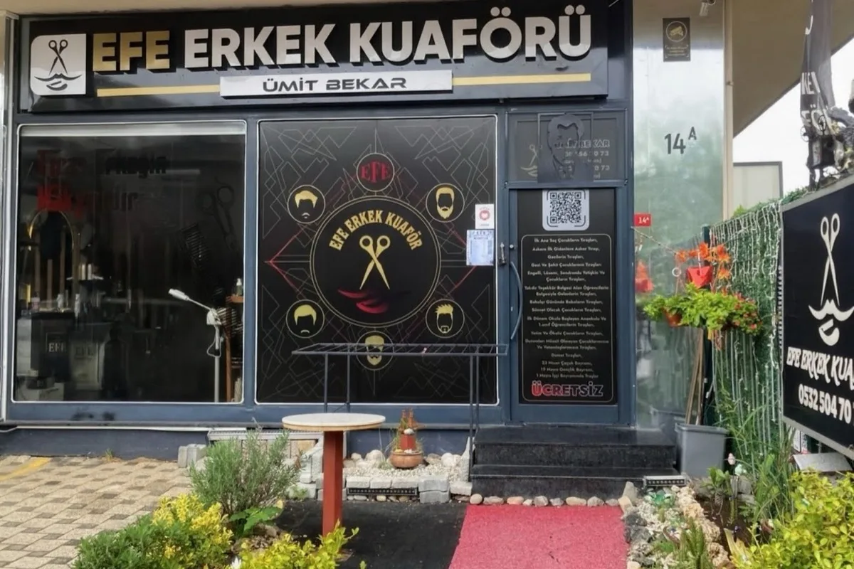 Efe Erkek Kuaförü'nün Kademe Sokak 14/A'daki cephesi: Ümit Bekar tabelası ve vitrin