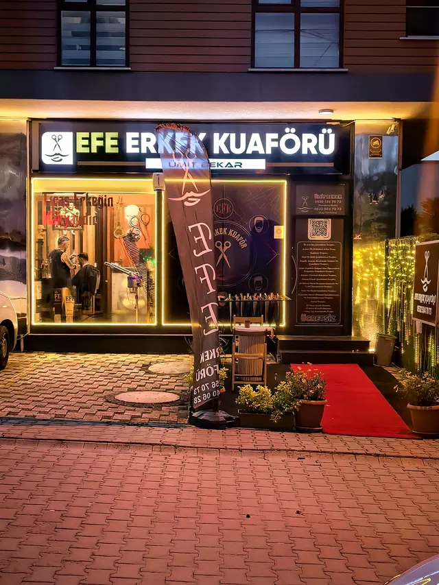 Efe Erkek Kuaförü'nün Sultanbeyli Kademe Sokak'taki ışıklı tabelalı dış cephesi, gece görünümü