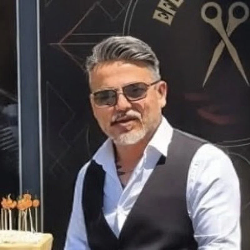 Ümit Bekar, Efe Erkek Kuaförü'nde berber koltuğunda